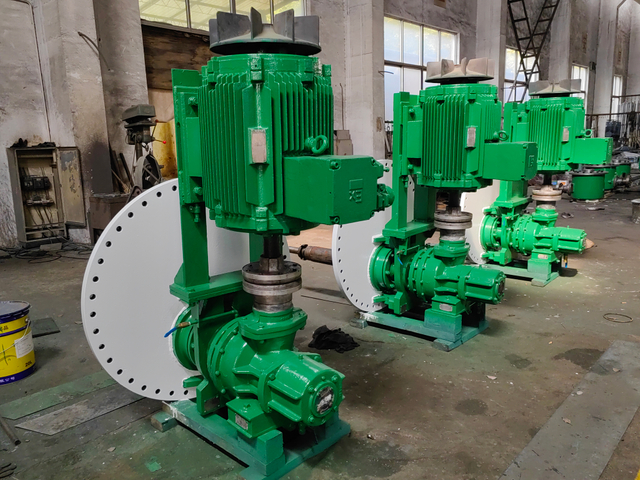 خلاط دخول جانبي يحرك وسطًا لزجًا مثل الآيس كريم